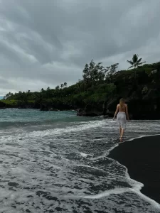 Black sand beach in Maui, Hawaii. Best beaches in Hawaii. Waianapanapa State Park. Most instagrammable spots in Maui